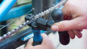 How to use a bicycle chain tool
