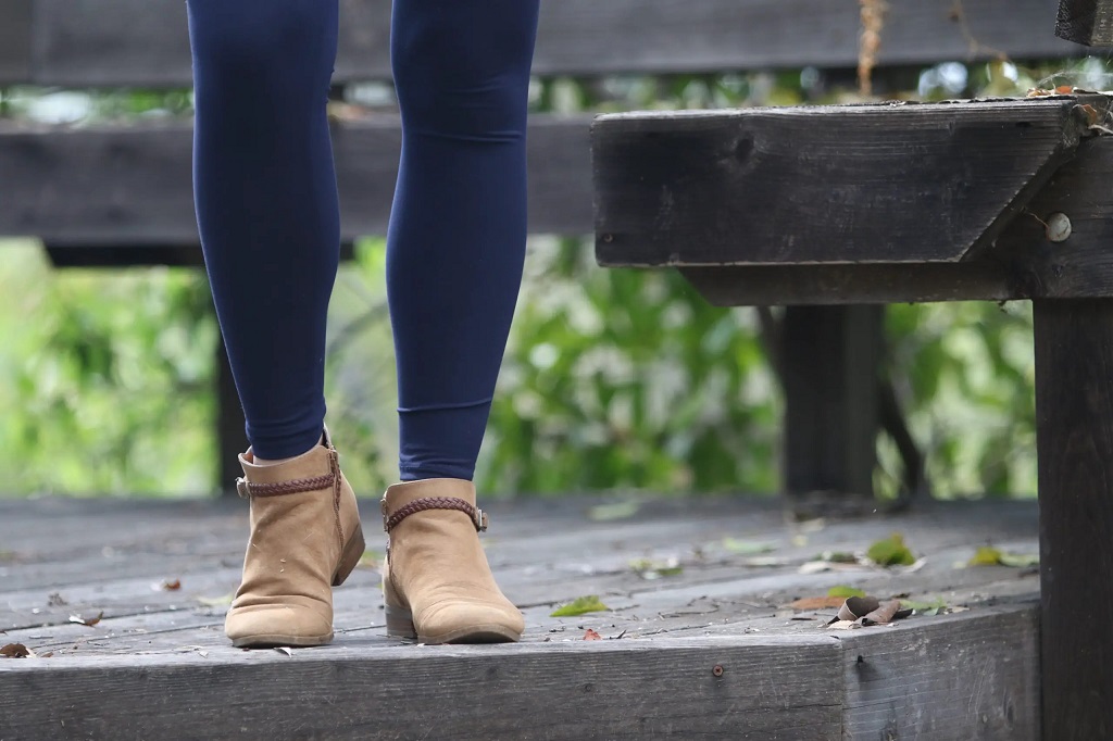 Which Colors Fit with Blue? outfit with blue leggings