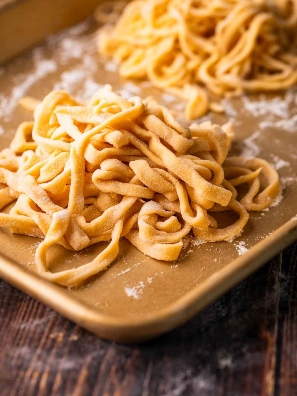 Easy rolling out pasta dough with semolina flour in a machine