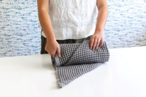 What type of towels work best for spa-style rolling?