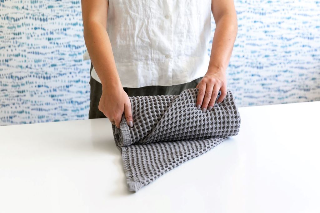 What type of towels work best for spa-style rolling?