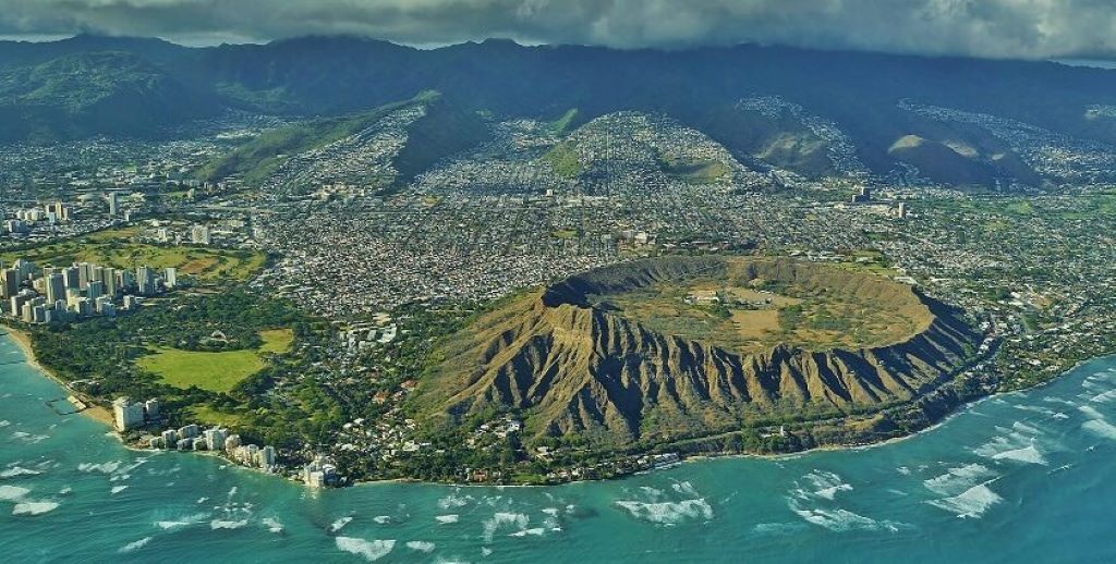 Aerial view of Hawaii’s tropical islands with turquoise waters and sandy beaches, representing the perfect vacation destination